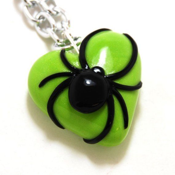 Colar - Coração verde com aranha